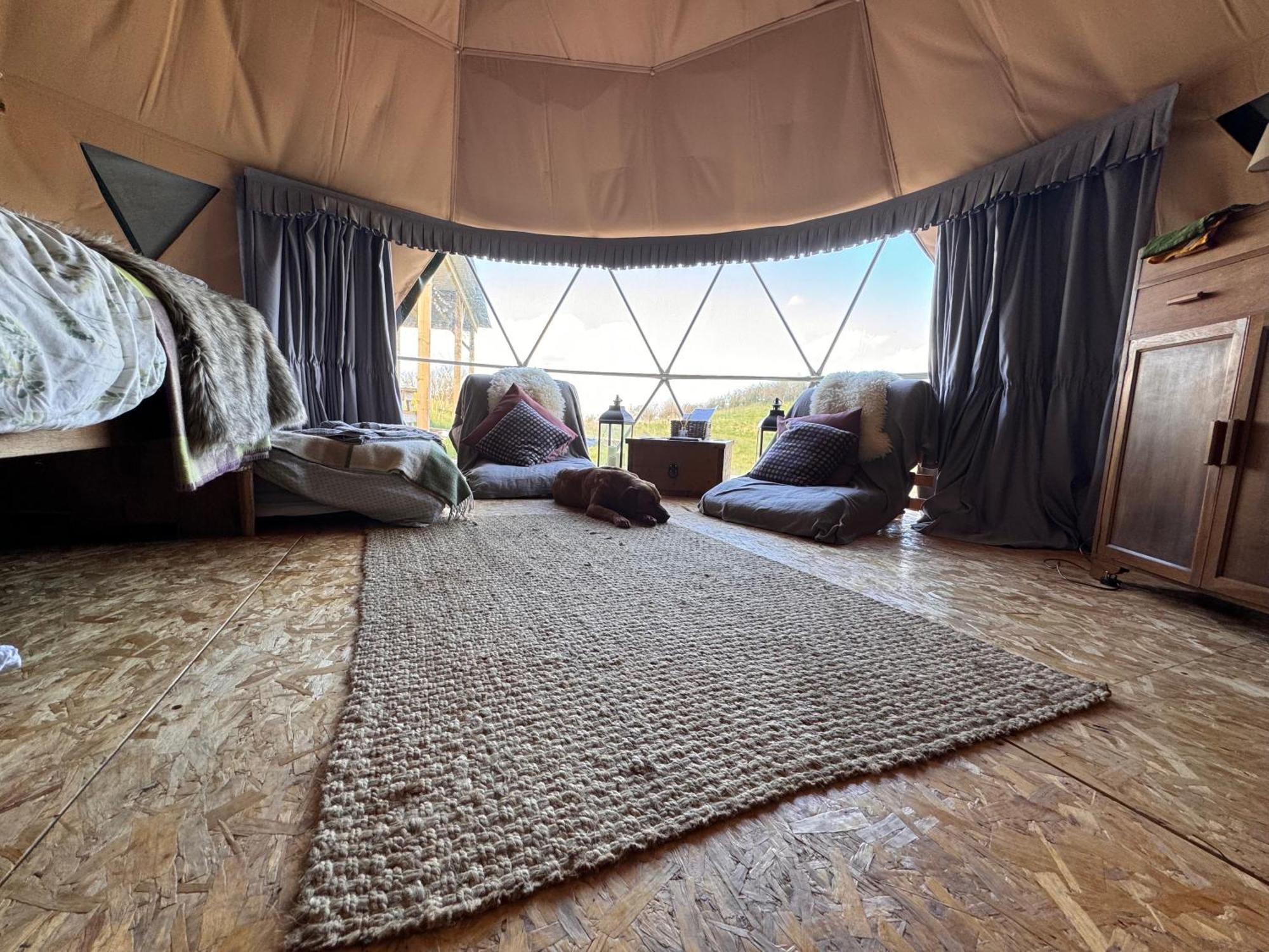 فندق Geodesic Dome Glamping لانيدلوز المظهر الخارجي الصورة